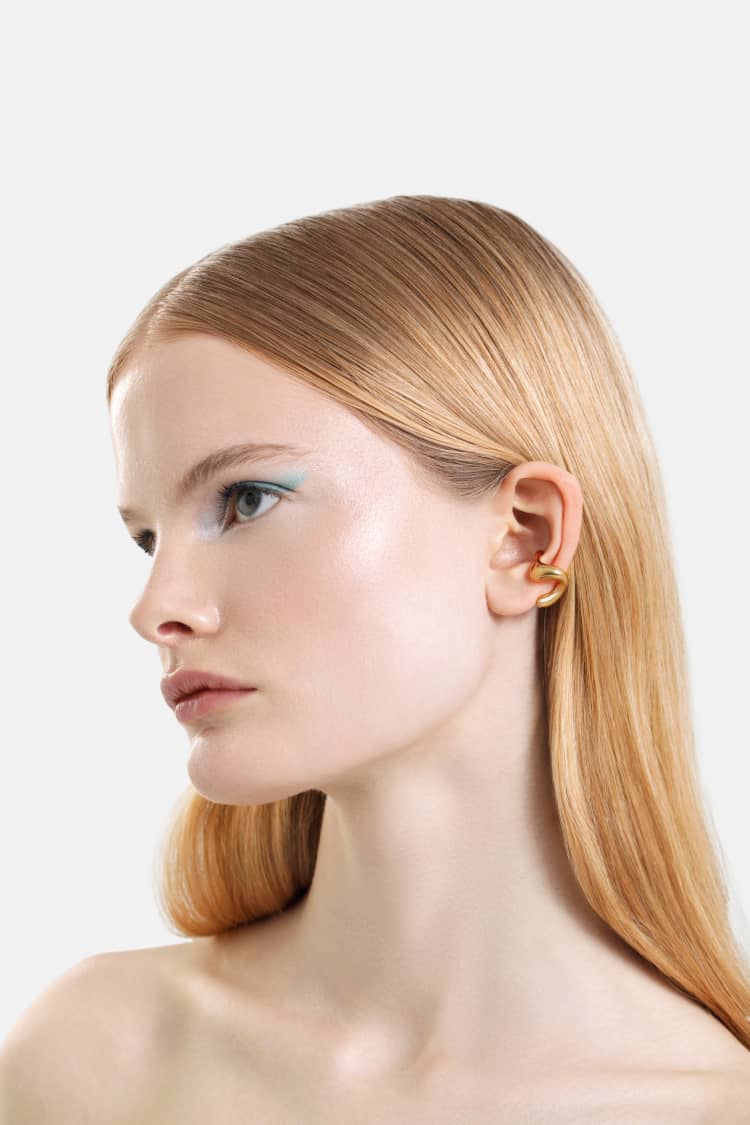 c-shaped organic earcuff in gold - Image 3