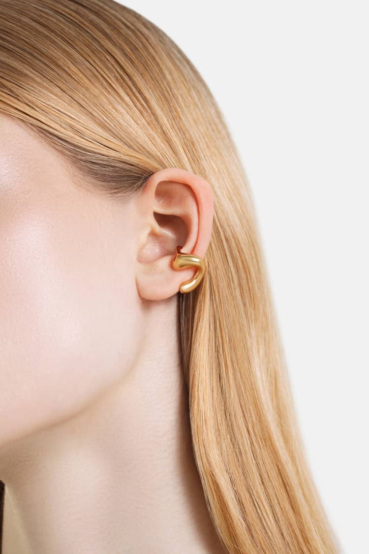 c-shaped organic earcuff in gold - Image 4