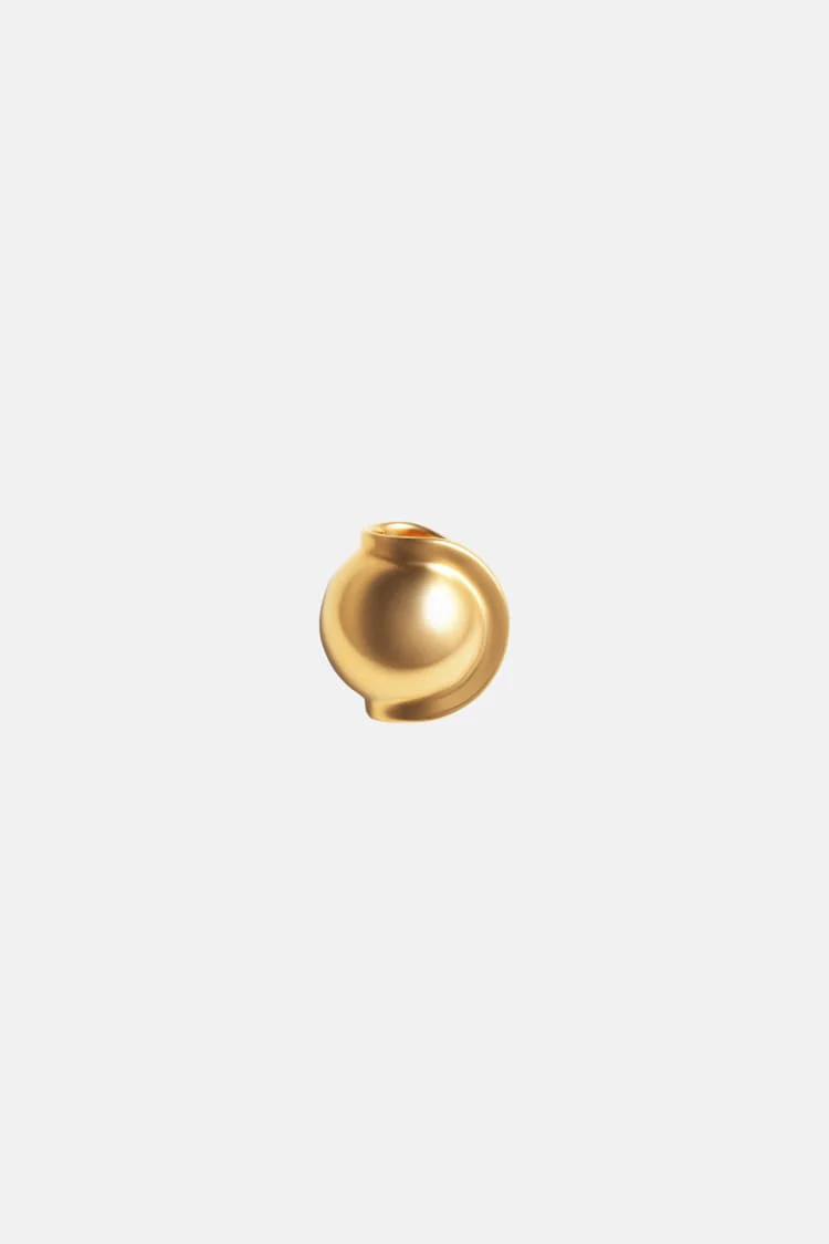 Casa Batlló ball earcuff in gold - Image 5