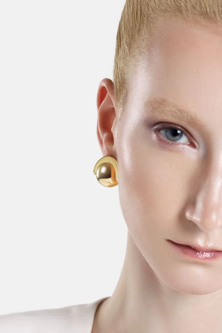 Casa Batlló ball earrings in gold