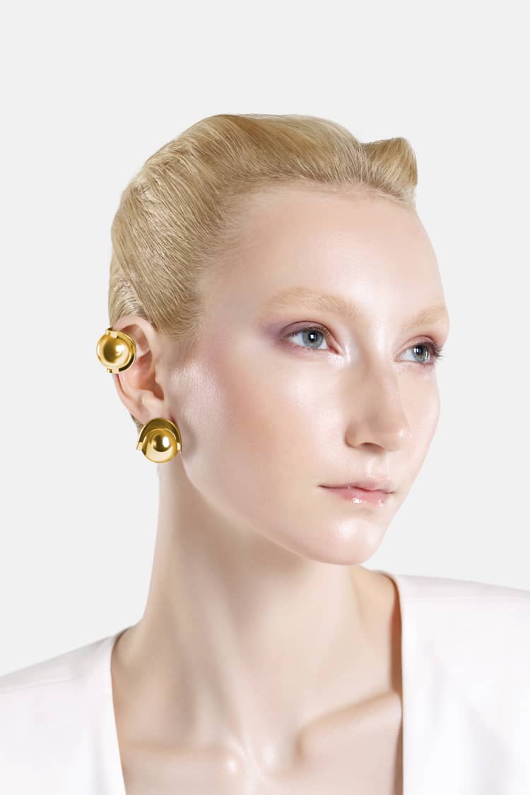 Casa Batlló ball earrings in gold - Image 3