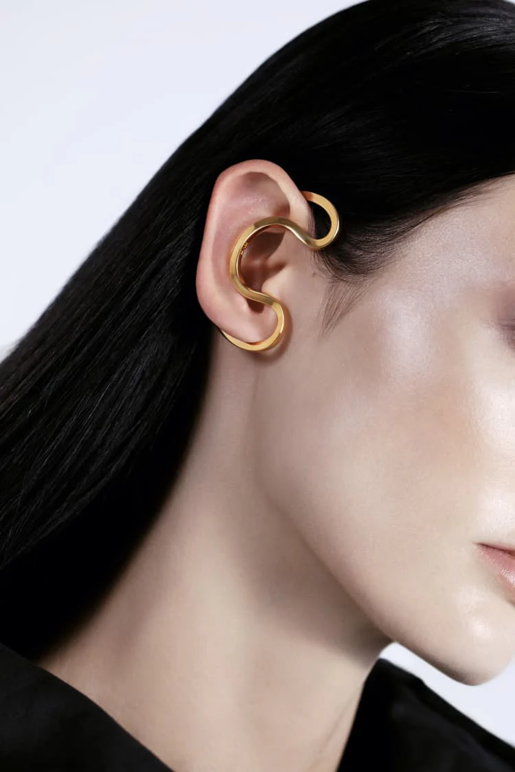 Gold ear cuff around the ear - Image 3