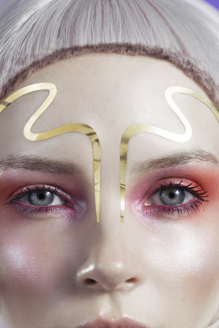 face makeup in 24k gold - Image 3
