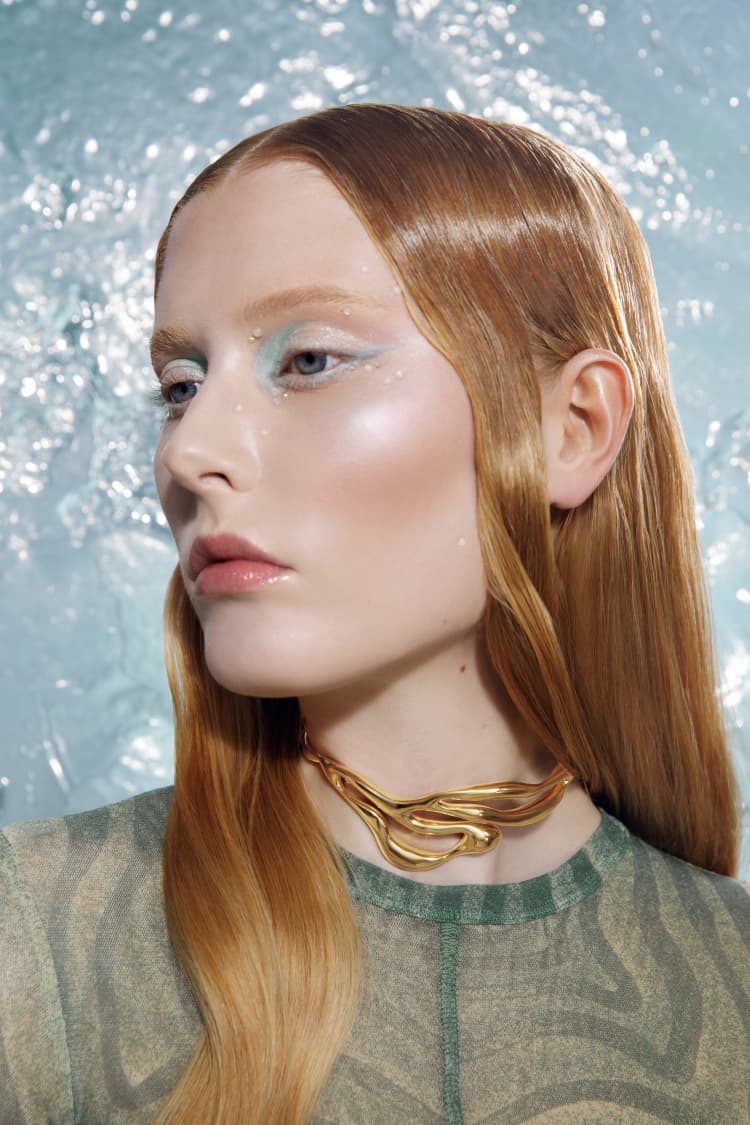 organic-shaped necklace in gold - Image 5